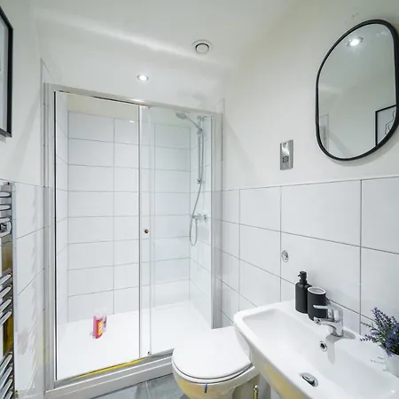 Bv Spacious 1-bedroom Close To Town Center - Sleeps 6 * Bradford (West Yorkshire)